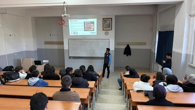 KBÜ'de öğrencilere internet bilinci ve siber riskler anlatıldı