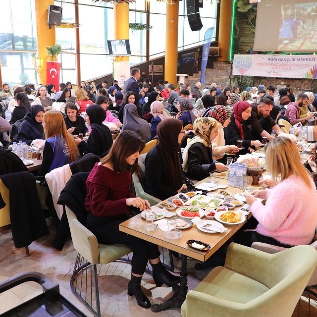 5 Aralık Dünya Gönüllüler Günü'nde genç gönüllüler kahvaltıda buluştu