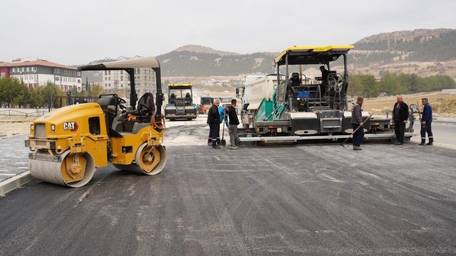 Okullar bölgesinde asfalt çalışmaları devam ediyor