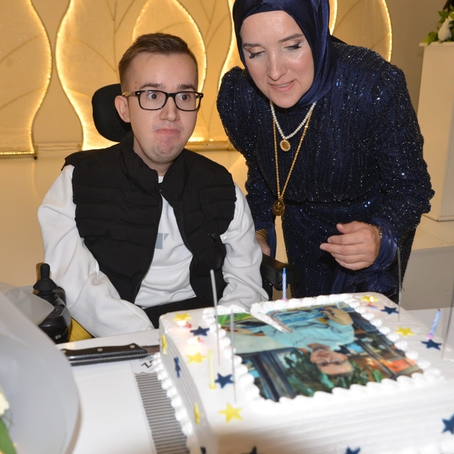 23 yıldır kas hastalığıyla mücadele eden gence düğün gibi doğum günü