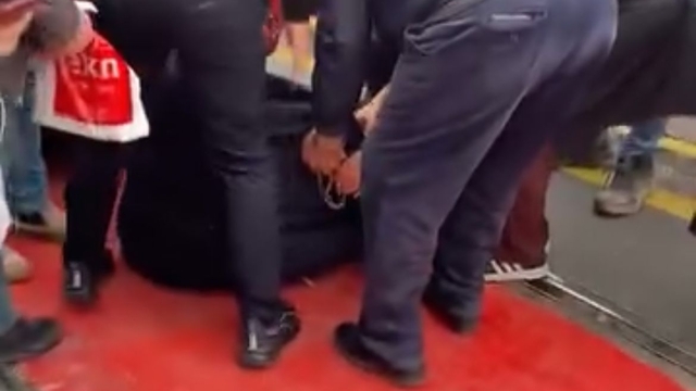 Tramvayın çarptığı yaya yaralandı