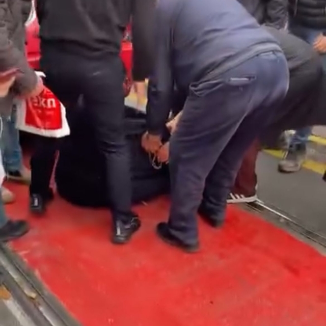 Tramvayın çarptığı yaya yaralandı