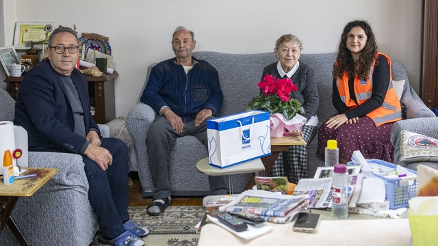 Kuşadası Belediyesi'nden engelli Osman amcaya anlamlı ziyaret