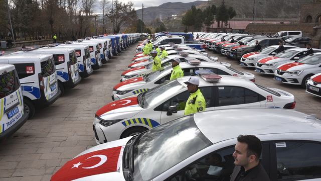 Bitlis'te Emniyet ve Jandarmaya 86 yeni araç teslim edildi