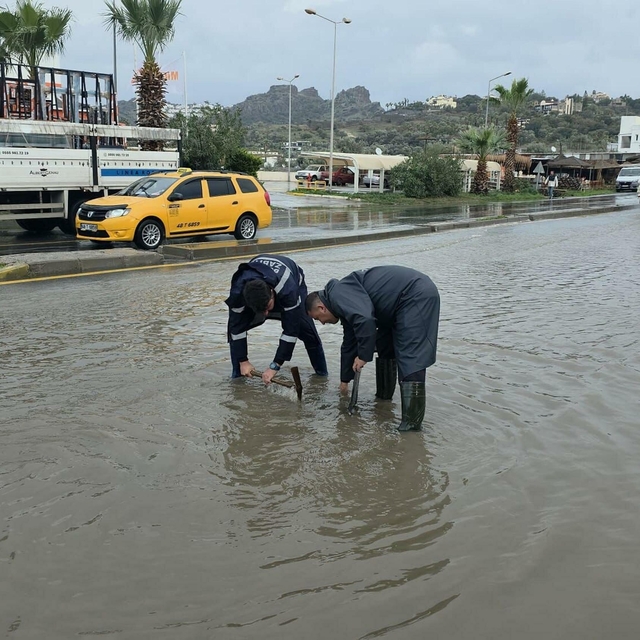 Bodrum'da sağanak; cadde ve sokaklar göle döndü, araçlar yolda kaldı (3)