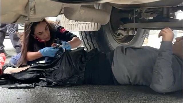 Kamyonun altında kalan motosiklet sürücüsü ağır yaralandı