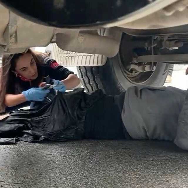 Kamyonun altında kalan motosiklet sürücüsü ağır yaralandı