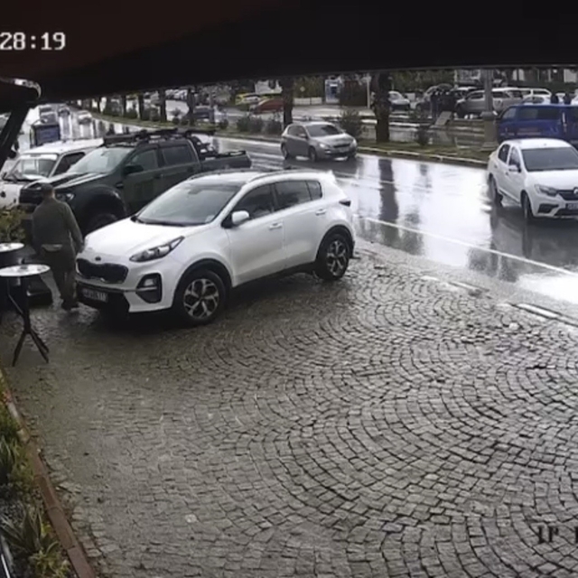 El freni çekilmeyen otomobil, başka araca çarptı