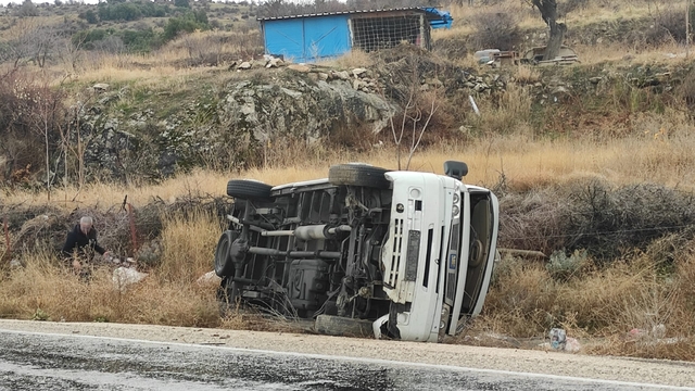 Burdur'da minibüsün şarampole devrildiği kazada sürücü yaralandı