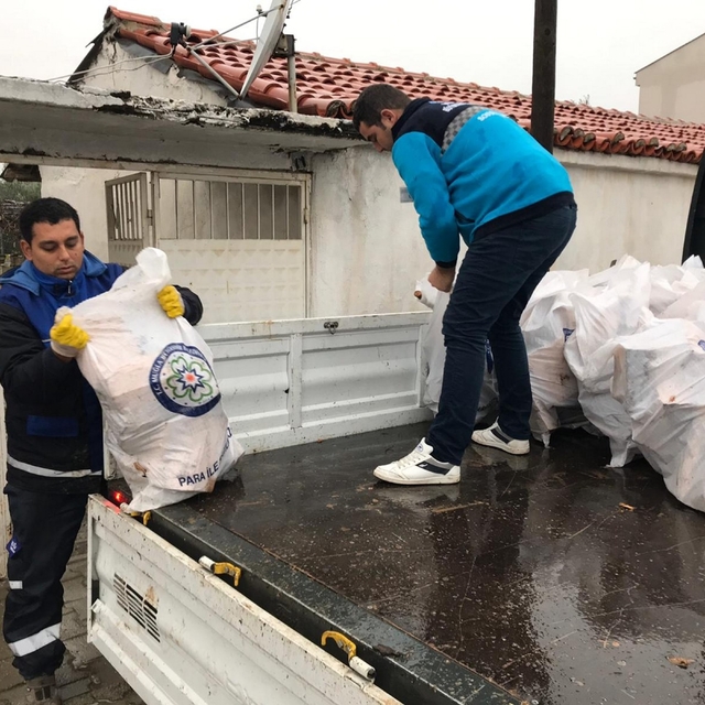Büyükşehirden yakacak yardımı
