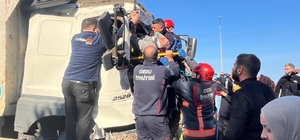 TIR'a arkadan çarpan kamyonda sıkışan sürücüyü itfaiyeciler kurtardı
