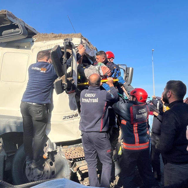 TIR'a arkadan çarpan kamyonda sıkışan sürücüyü itfaiyeciler kurtardı