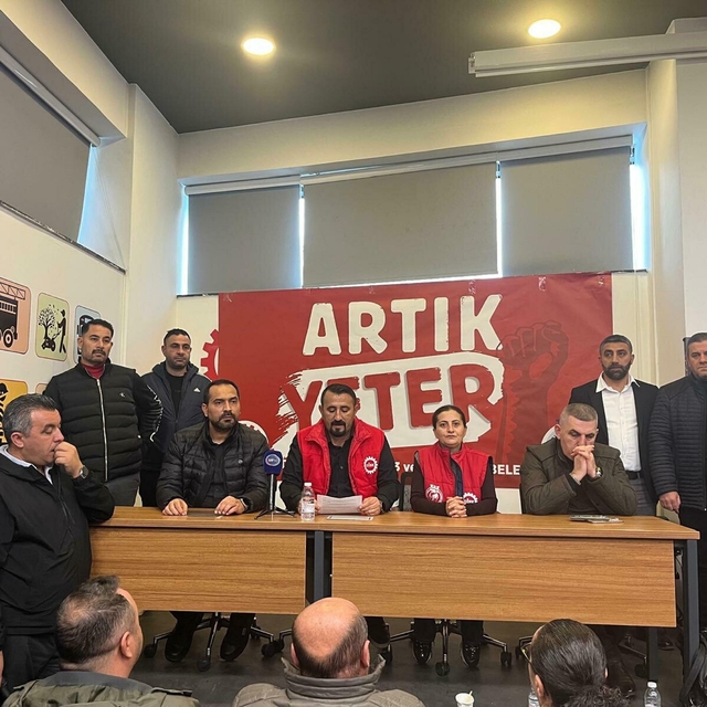 İzmir'de belediye işçileri 'çıplak ücrete' karşı 'çıplak ayak yürüyüşü' yap...