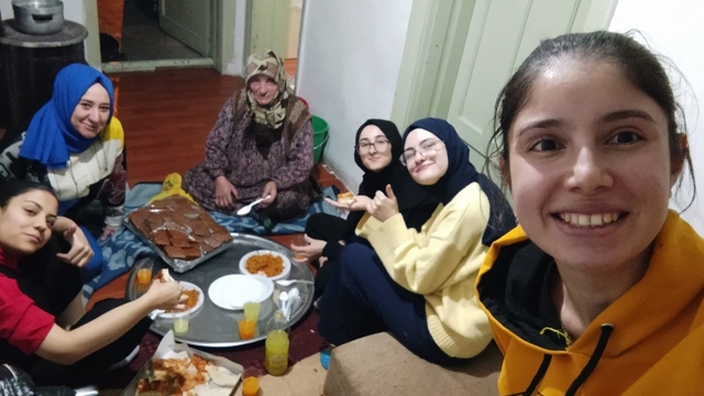 Öğrenciler, Dünya Gönüllüler Günü'nde boş durmadı
Hem yaşlı bir teyzenin evinde hem de çevrede temizlik yapıldı