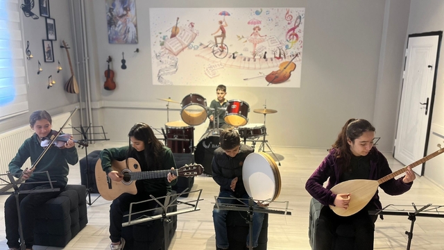 Vefalı eş, hayatını kaybeden kocasının anısına kütüphane ve müzik atölyesi kurdu