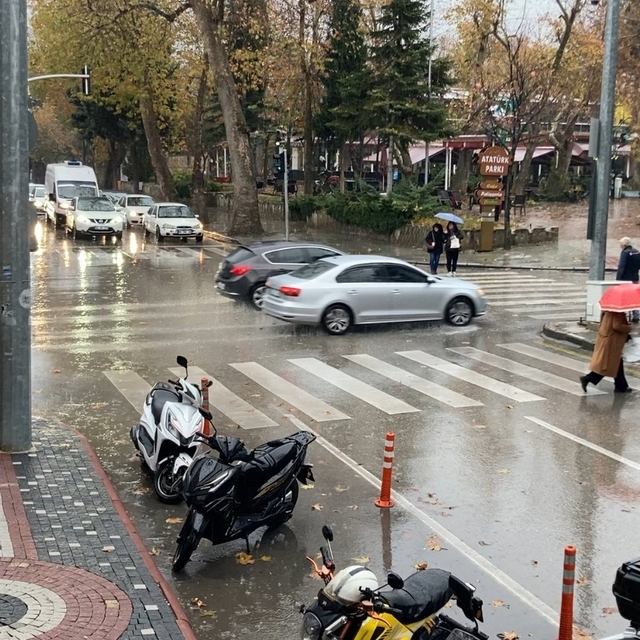 Isparta'da sağanak yağış etkisini arttırdı: Yollarda su birikintileri oluşt...