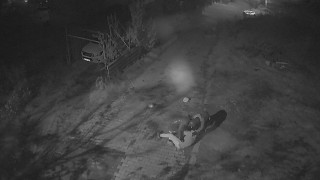 Motosikletli şüpheliler altın dolu çantayı gasbetti; o anlar kamerada