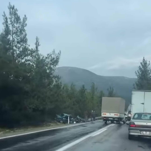 Kamyonetle otomobil çarpıştı: 2 ölü, 1'i ağır 2 yaralı