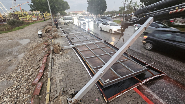 Antalya ve ilçelerinde sağanak etkili oldu (3)