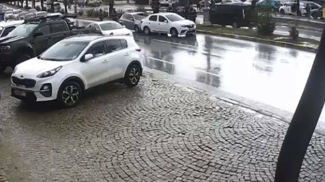 Sürücüsünün el frenini çekmeyi unuttuğu otomobil, kazaya neden oldu; o anlar kamerada