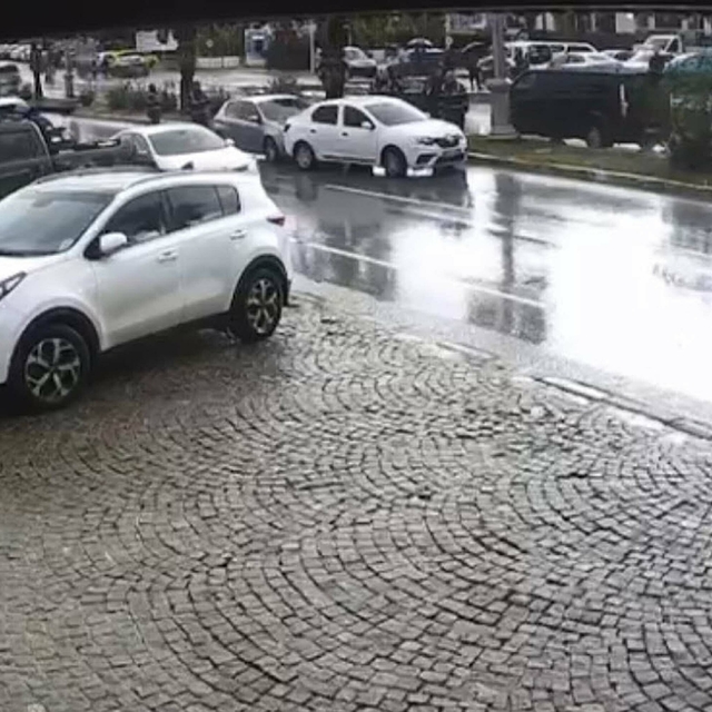 Sürücüsünün el frenini çekmeyi unuttuğu otomobil, kazaya neden oldu; o anla...