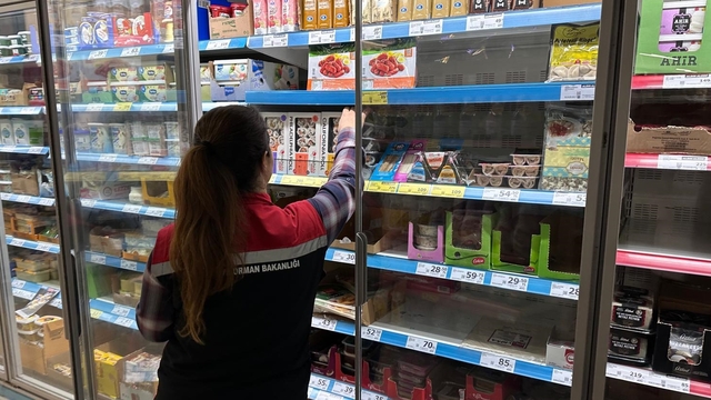İzmir'de son tüketim tarihi geçmiş ürün tespit edilen markete yasal işlem