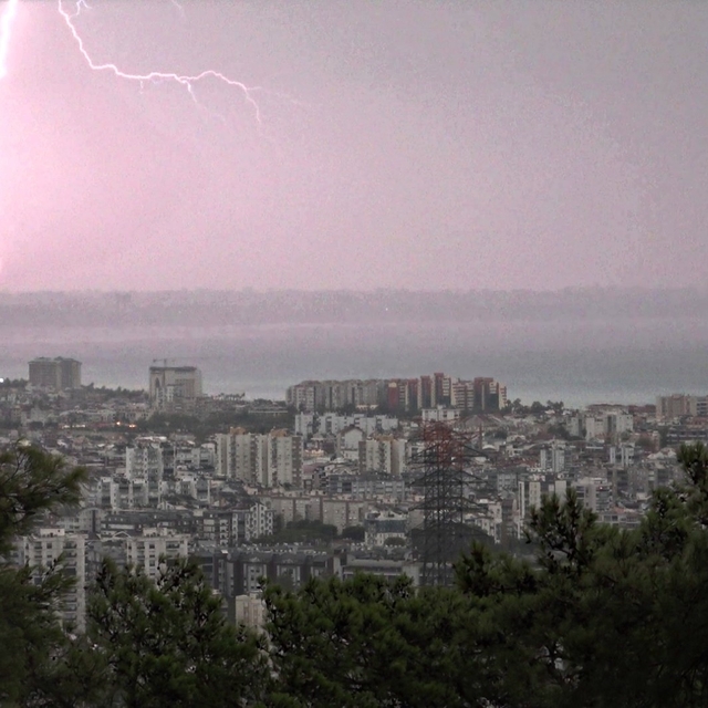 Antalya'da şiddetli yağış etkili oldu, şimşekler görsel şölen oluşturdu
