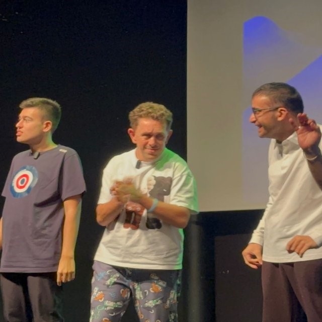 Otizmli bireylerin sahne performansı ayakta alkışlandı