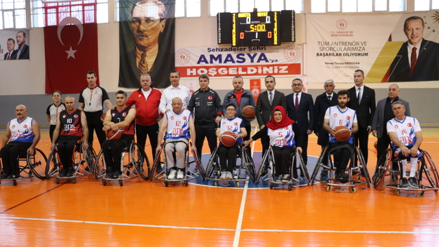 Amasya'da protokolle dostluk maçında kazanan "engelli bireyler" oldu