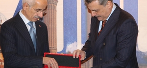 Bakan Uraloğlu: Kırık Tüneli, dağların kalbine mühendislik imzası atan bir...