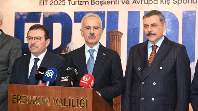 Ulaştırma ve Altyapı Bakanı Uraloğlu: "Erzincan-Erzurum-Kars tren hattı etüt proje çalışmaları devam ediyor"
"Erzincan-Erzurum arası 173 kilometrelik kesimin projesini tamamladık. Erzurum-Kars arası 206 kilometrelik kesimde ise yüzde 90 ilerleme sağladık"
