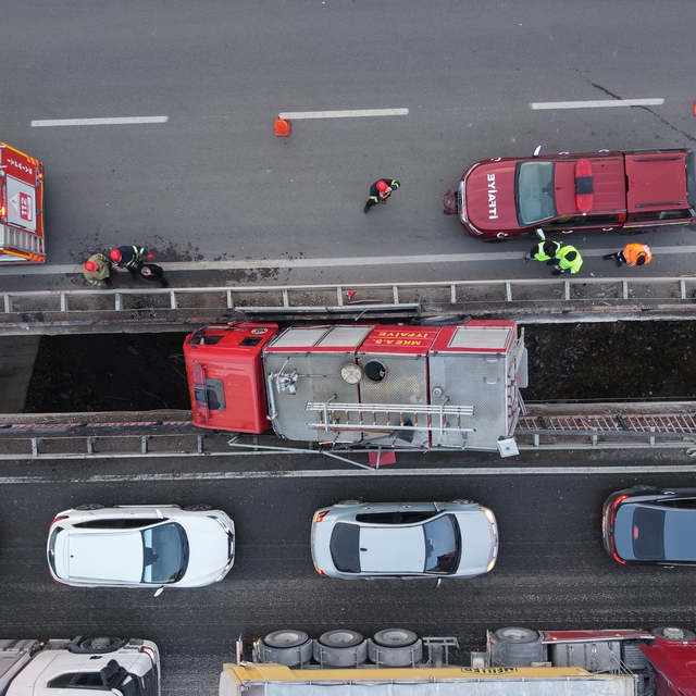Yüksek gerilim tellerine ramak kala, itfaiye aracı köprü arasında sıkıştı:...
