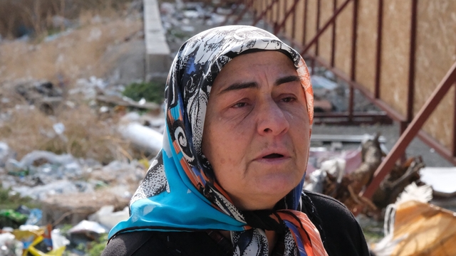Depremde kızını, damadını ve torunlarını kaybeden yaşlı kadının acısı dinmiyor
Acılı annenin yürek yakan feryadı: "Dün verilen kararla bir kez daha öldük"