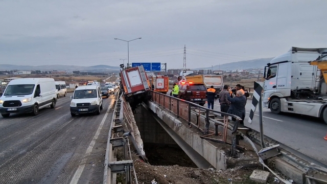 Lastiği patlayan itfaiye aracı, iki köprü arasına sıkıştı; 3 yaralı