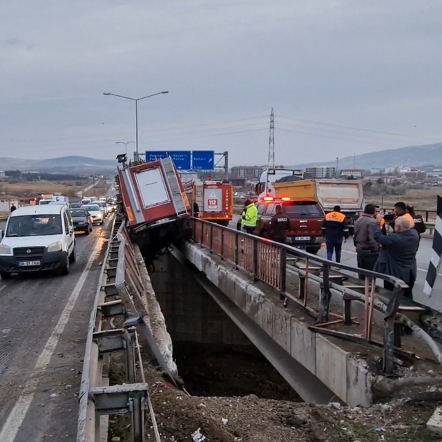 Lastiği patlayan itfaiye aracı, iki köprü arasına sıkıştı; 3 yaralı