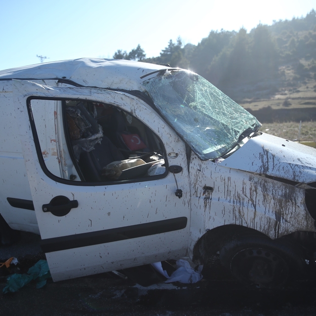 Gizli buzlanma trafik kazalarına sebep oldu: 3  yaralı