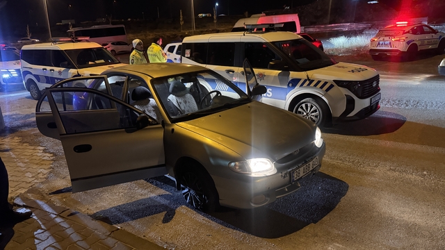 Kayseri'de polise çarptıktan sonra kaçmaya çalışan araçtaki 4 kişi yakalandı