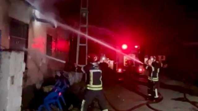 Mutfak tüpü depolanan evde çıkan yangında patlama anları kamerada