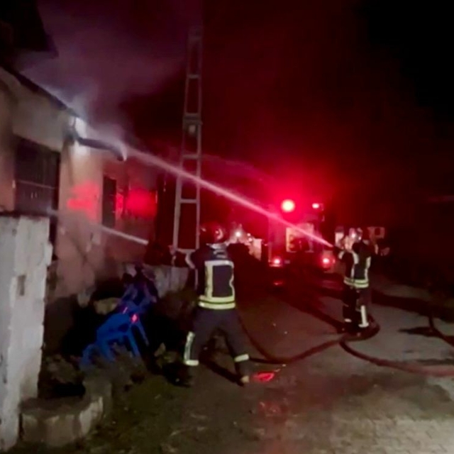 Mutfak tüpü depolanan evde çıkan yangında patlama anları kamerada