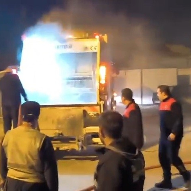 Çöp toplama sırasında yanan kamyonunu itfaiyeye sürdü
