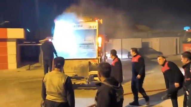 Çöp toplama sırasında yanan kamyonunu itfaiyeye sürdü