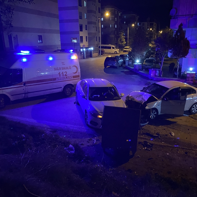 Bursa'da hız ihlali feci kazaya yol açtı: 2'si ağır 4 yaralı