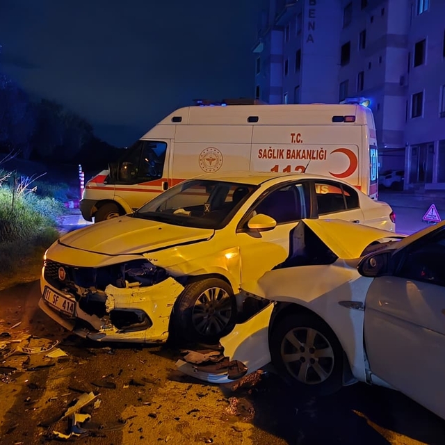 Bursa'da iki otomobilin kafa kafaya çarpıştığı kaza kamerada: 2 yaralı