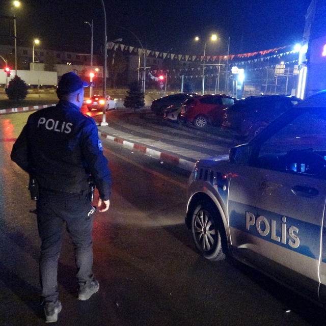 Silahla yaralayıp aracına aldığı şahsı yol kenarına atıp kaçtı