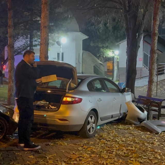 Kaza yapan otomobiller cami bahçesine girdi