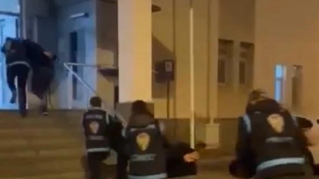 Uygulamada polise çarpan sürücü 1.73 promil alkollü çıktı: 68 bin TL para cezası yazıldı
Kayseri'de polis çarpıp kaçan sürücü hakkında adli işlem başlatıldı