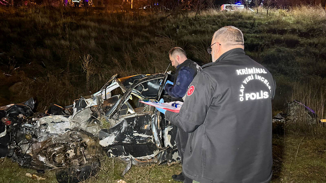 Uşak'ta şarampole devrilen otomobildeki 2 kişi öldü, 1 kişi yaralandı