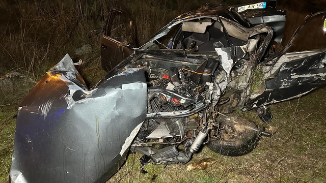 Uşak'ta otomobil şarampole devrildi: 2 ölü, 1 yaralı