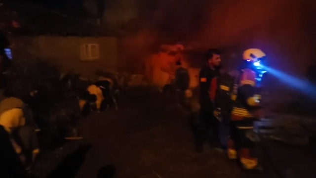 Sındırgı'da hayvan damı ve samanlıkta yangın