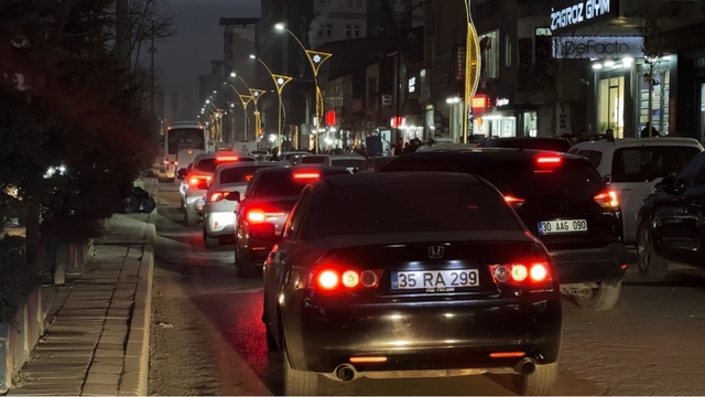 Yüksekova'da trafik çileye döndü